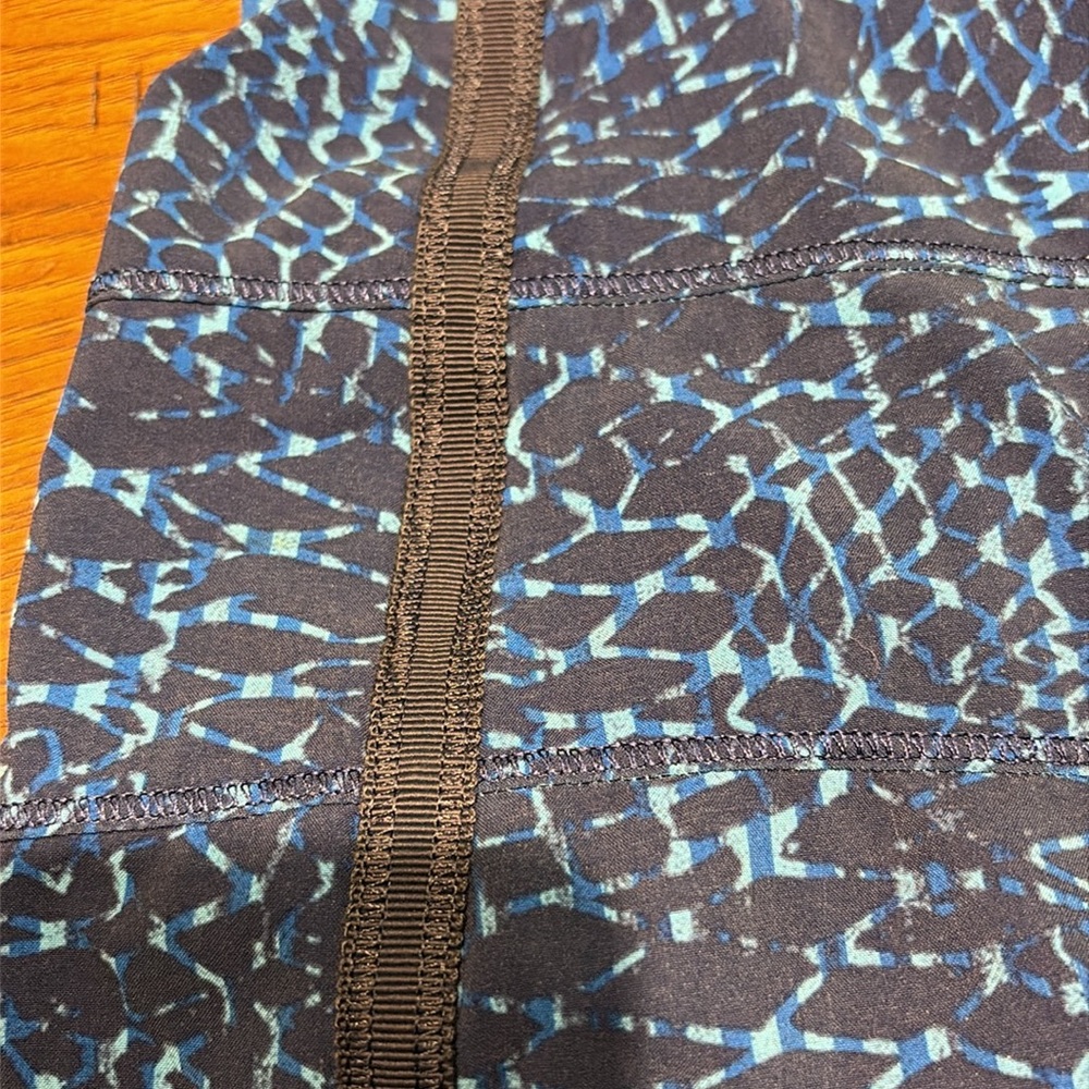 LULULEMON EUC Size 6 skort navy blue & turquoise. Has sewn in shorts. Zip pocket - Picture 2 of 7